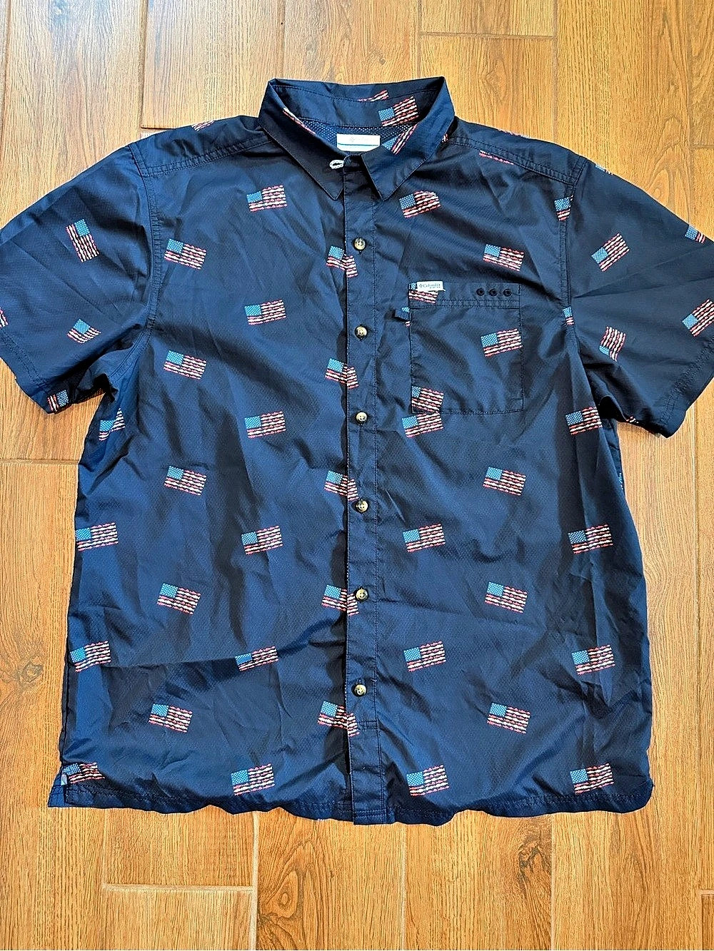 Columbia Men's Flag Print Button Down fishing shirt Large Like New